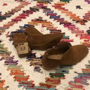 New With Tags camel brown Born booties!